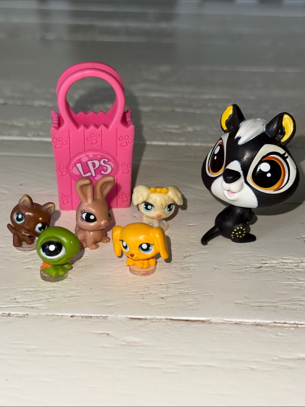 Littlest Pet Shop Assorted tiniest Pets Toy Set - Pink Carrier & Mixed Colors